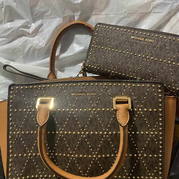 Michael Kors Selma Satchel and matching wallet. - Picture 3 of 4